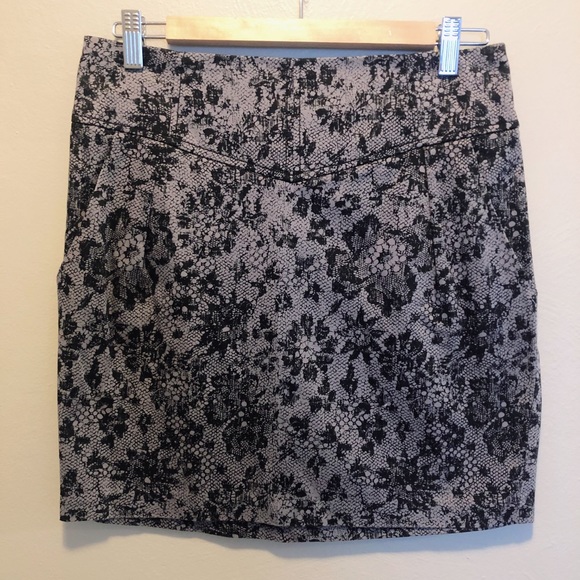 DYNAMITE | Floral Skirt - Picture 2 of 4